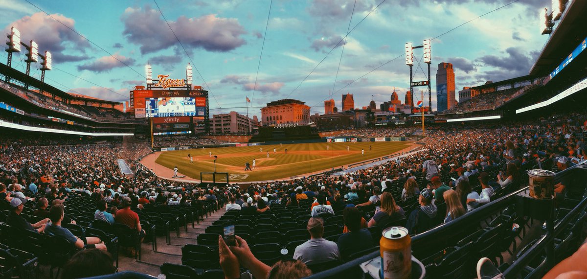 KmakennaW's tweet photo. @RyanWallenberg @EddieCollins34 @larrymitch55 a great night for some tigers baseball. 💙⚾️🧡 https://t.co/pqnb7GVeWA