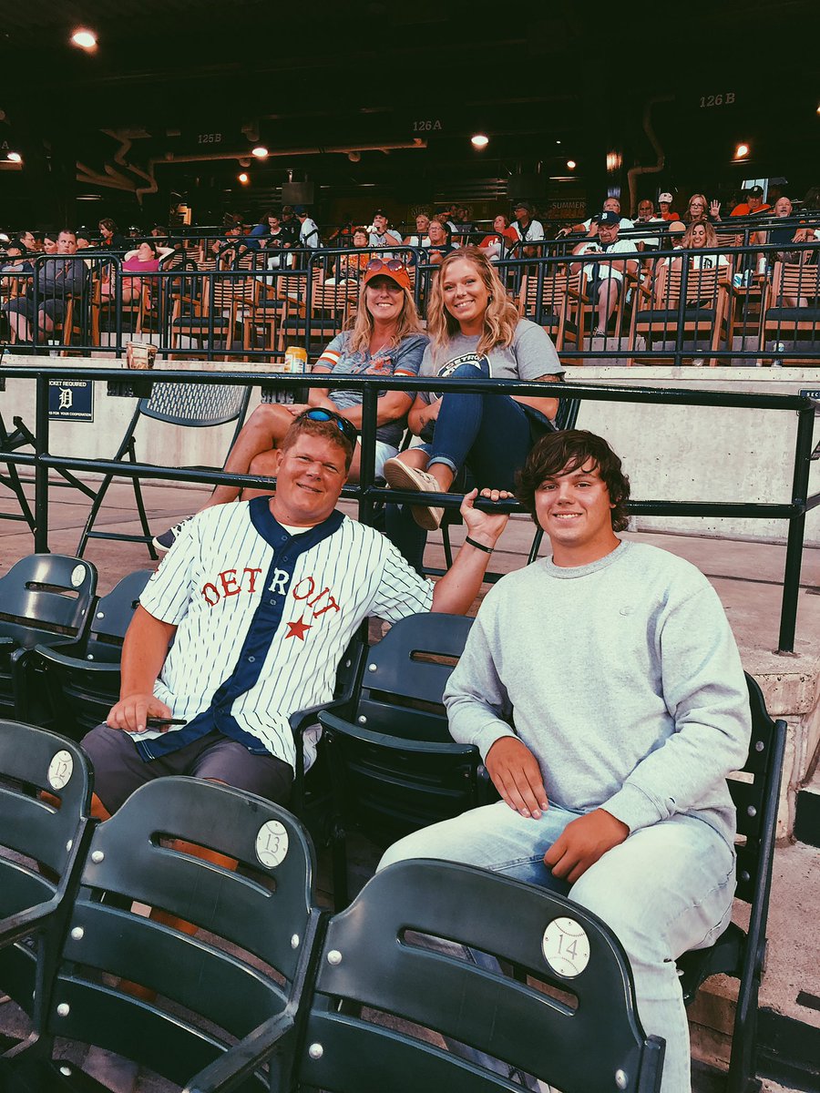 KmakennaW's tweet photo. @RyanWallenberg @EddieCollins34 @larrymitch55 a great night for some tigers baseball. 💙⚾️🧡 https://t.co/pqnb7GVeWA