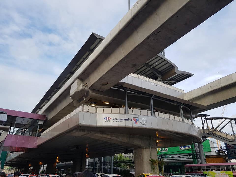 condotiddoi's tweet photo. นี่คือสิ่งที่รอคอย ห้างเซ็นฯ​ลาดฯ​ เป็นห้างที่หาที่จอดรถหายากที่สุดที่นึงในกรุงเทพฯ รถก็ติดมาก​ นั่งใต้ดินไปก็เดินไกลแสนไกล

วันนี้ก็มีทางเชื่อมเข้าห้างแล้ว 2 ประตูเลย​ เกยกันสุดๆ​ คนที่ชอบห้างนี้แบบผมจะเข้าใจ​ ชอบห้างนี้ตั้งแต่เด็กๆ​ 

#btsห้าแยกลาดพร้าว​ #CentralLadprao​ #Life https://t.co/qanIw8Ity4
