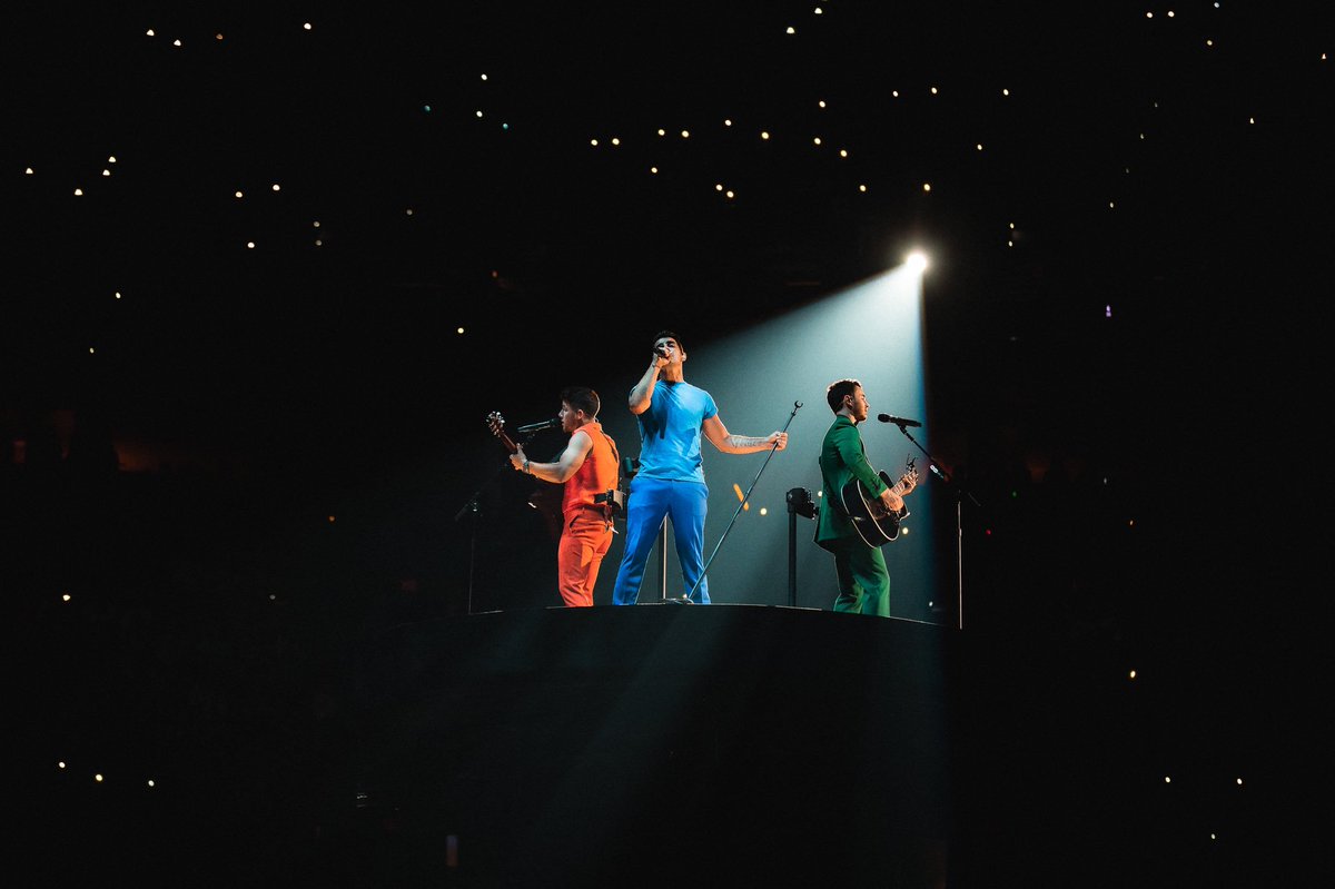 jonasbrothers's tweet photo. Tampa, we love you ❤️ https://t.co/J7XT9FLrcf
