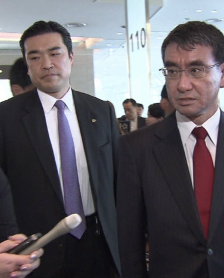河野太郎大臣のspがイケメン揃い 要人警護誕生の歴史と服装や装備も