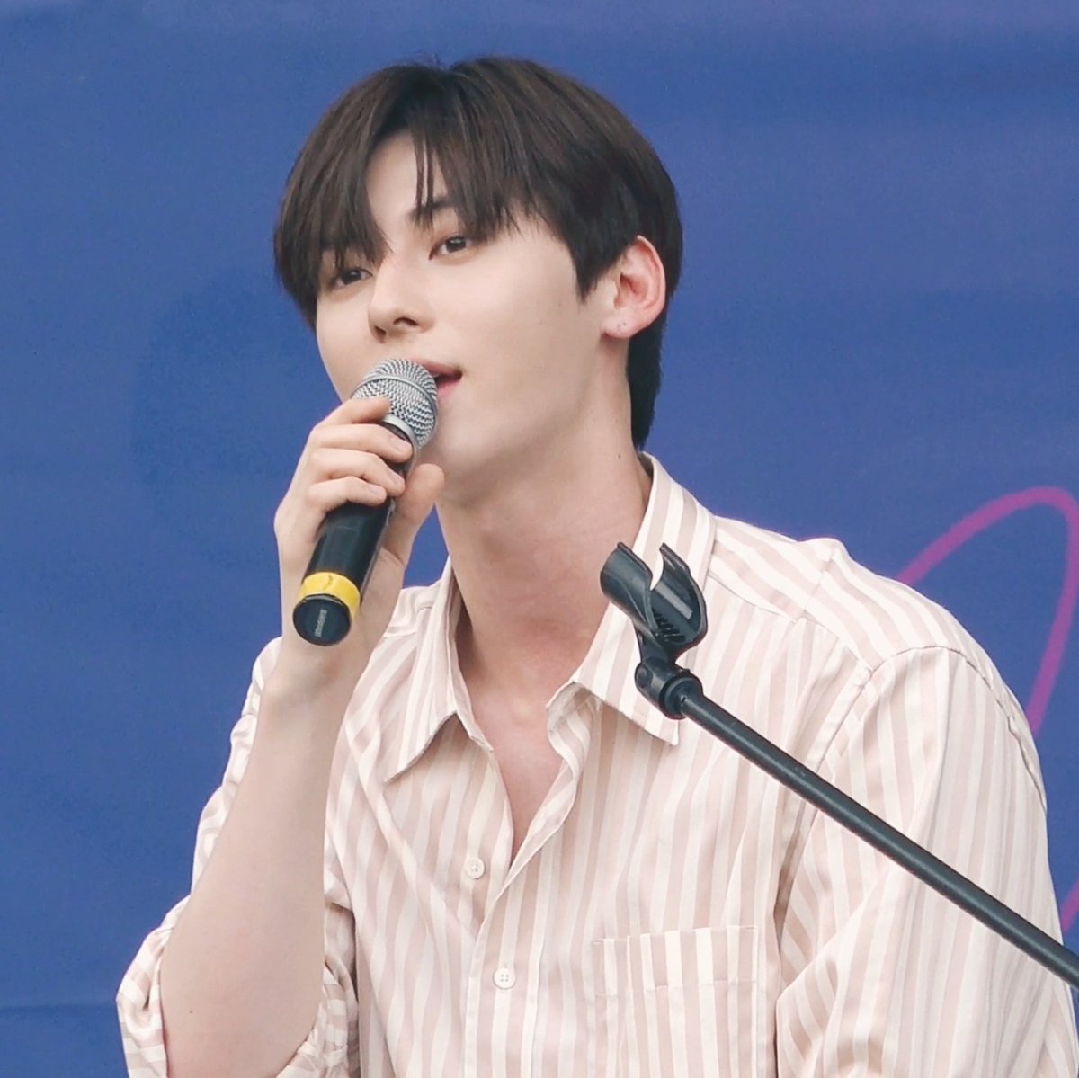 런 tweet media
