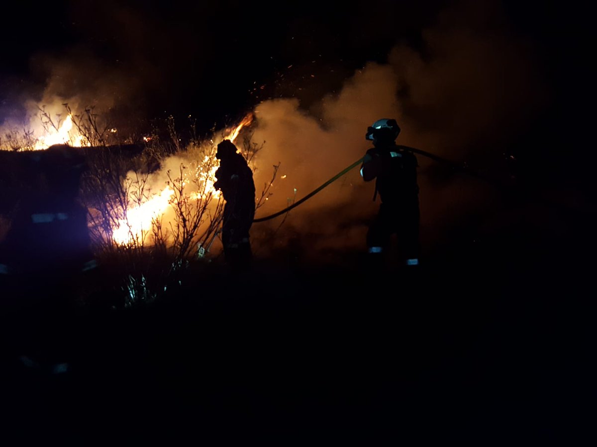 UMEgob's tweet photo. #IFArtenara Por la noche hemos trabajado en defensa de las poblaciones de Artenara, Juncalillo
y del Parque Natural de Tamadaba. Durante esta mañana el despliegue de la #UME se reforzará con militares de la #UIENCanarias procedentes de Los Rodeos (Tenerife) https://t.co/kGZMTFAubU
