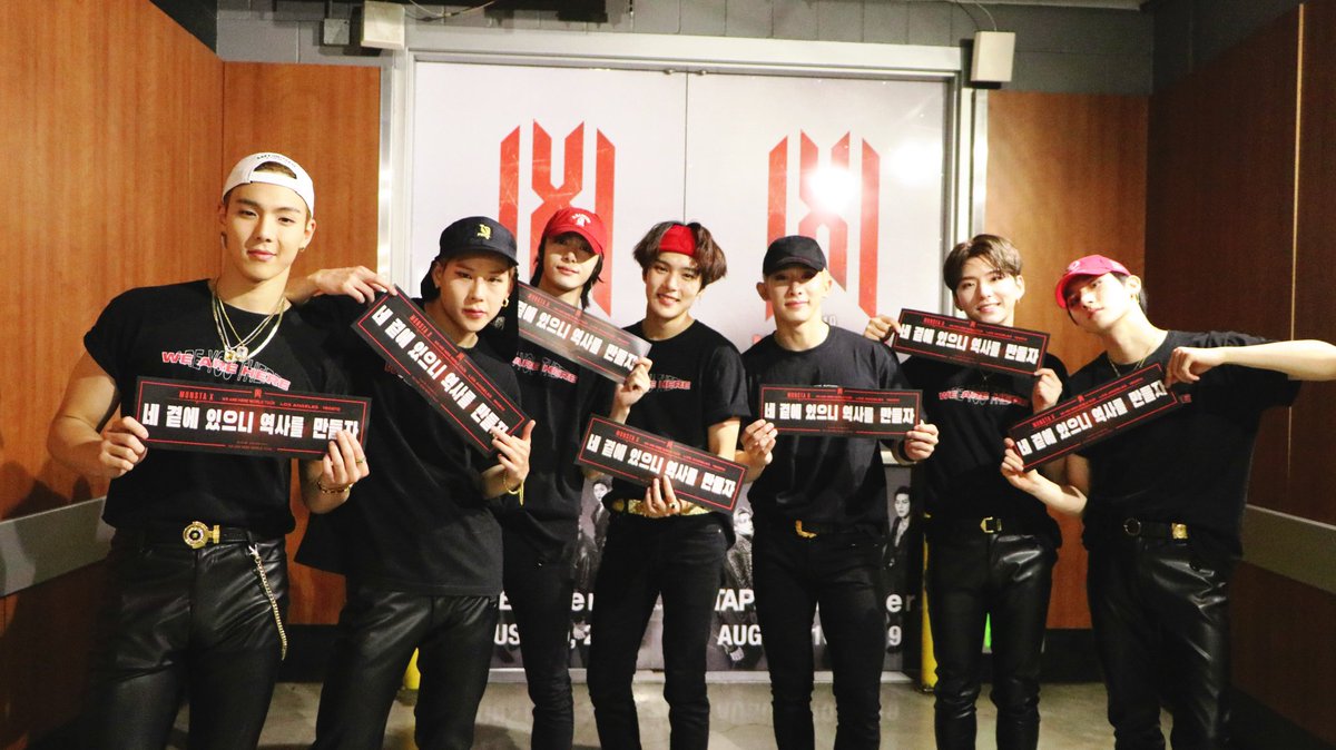 changkyuties's tweet photo. Loooook how smiley they all are ♡♡♡ and i think these are the by my side project banners ??? https://t.co/56kCXerUJA