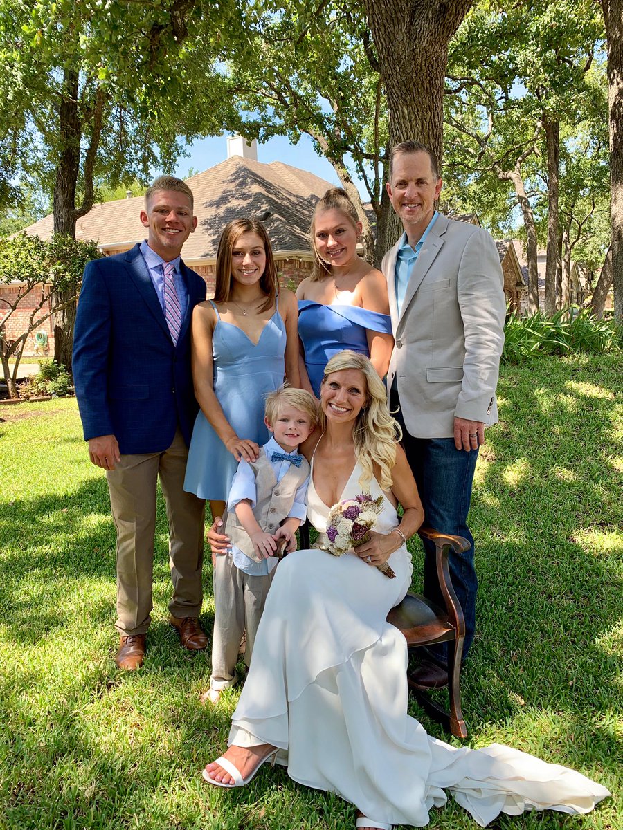 ArianneExline's tweet photo. God put an amazing man in my sister’s life. Today, we celebrated their new life together. There are not enough words to explain my love for this crew! 💕 https://t.co/toED3IwAtY