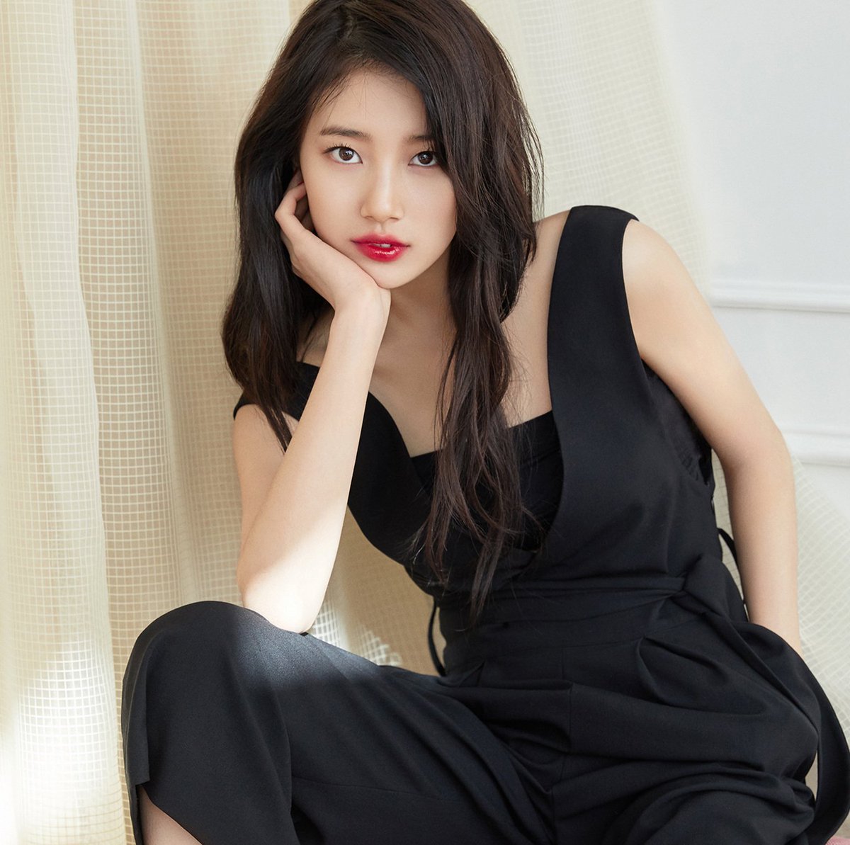 sweet)tie ♡ • i need a suzy sighting on Twitter: "Ent journalists selected female celebs who look prettier in person. Suzy ranked #1. Reporter 1: "I actually met Suzy at the torch