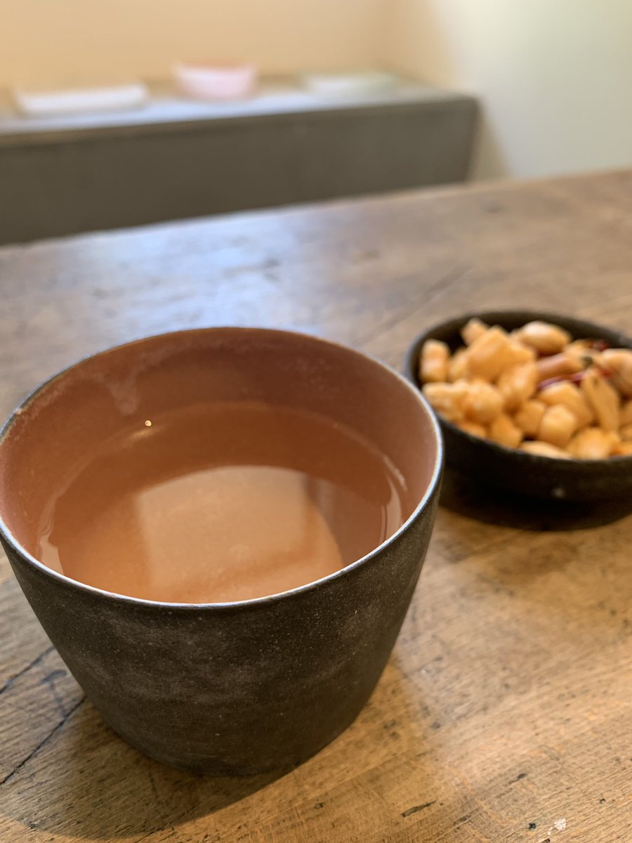 ace__0725_ya's tweet photo. 帰省途中、目白の #FUURO さん #うつわ展 に足を運びました🍶
素敵なうつわで紀土が楽しめる!
洗練された空間で、1人テンションかち上がっています。。
#あがらの純米 を頂いているのですが、酸味がいつもよりすっきりしたように感じ、うつわによって印象が全然違います。楽しい!!!! https://t.co/Y0bLFzMPS8