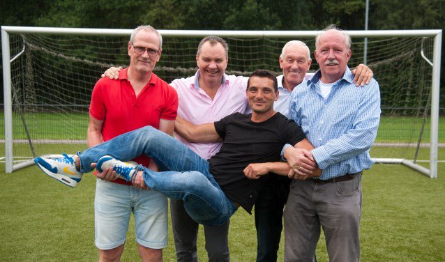 Voetbalclubs starten Heuvelrugs voetbalkampioenschap DOORN Na in november 2018 de eerste stap te hebben gezet naar een eigen Utrechtse Heuvelrug Voetbalkampioenschap is de kogel door de kerk. Vier Heuvelrugclubs hebben zich verenigd... twib.in/l/zKbxpjy5BXkr