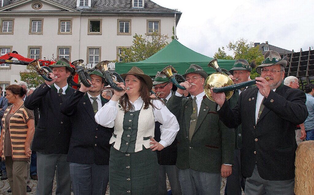 holzmarkt's tweet photo. Zur Tradition des Holzmarktes gehört die Eröffnung mit einem großen Halali durch den Hegering Arnsberg. Dieses Jahr um 10 Uhr auf dem Neumarkt in #AltArnsberg. Ein Höhepunkt, den niemand verpassen sollte! https://t.co/p94XGCXzuG
