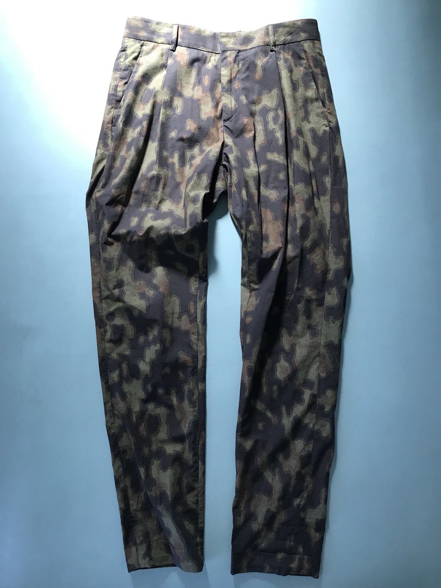 LEMONTEA6118's tweet photo. #drisvannoten オリジナルテキスタイルでしょうか。黒の分量が多い見慣れない迷彩パターン。いつも実物迷彩を見てるいる事もあって新鮮でモードな印象。 https://t.co/We1vOIerjn