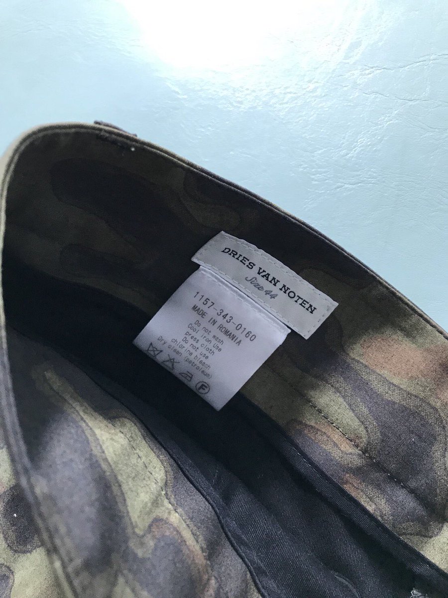 LEMONTEA6118's tweet photo. #drisvannoten オリジナルテキスタイルでしょうか。黒の分量が多い見慣れない迷彩パターン。いつも実物迷彩を見てるいる事もあって新鮮でモードな印象。 https://t.co/We1vOIerjn