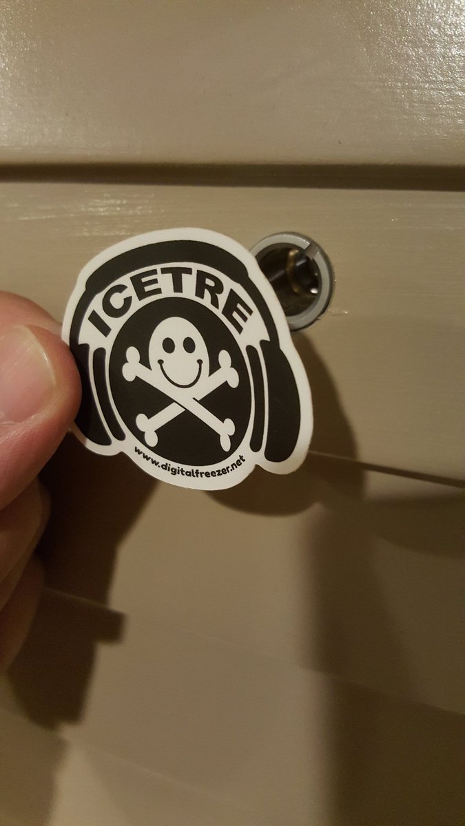 netsurf916's tweet photo. #DEFCON sticker pro tip https://t.co/ztVS7Rbhc2