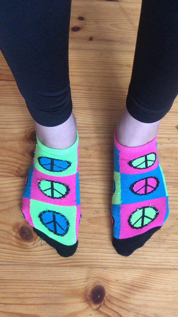 colouryourrain1's tweet photo. Zum Joggen empfehle ich: Glückssocken... für die bessere Ausschüttung von Endorphine...🏃🏻‍♀️ #joggen #sport #glück #gefühleverbinden #sonntag #vibes #MeinRaum @MeinRaum1 https://t.co/BDvxi9ixXT