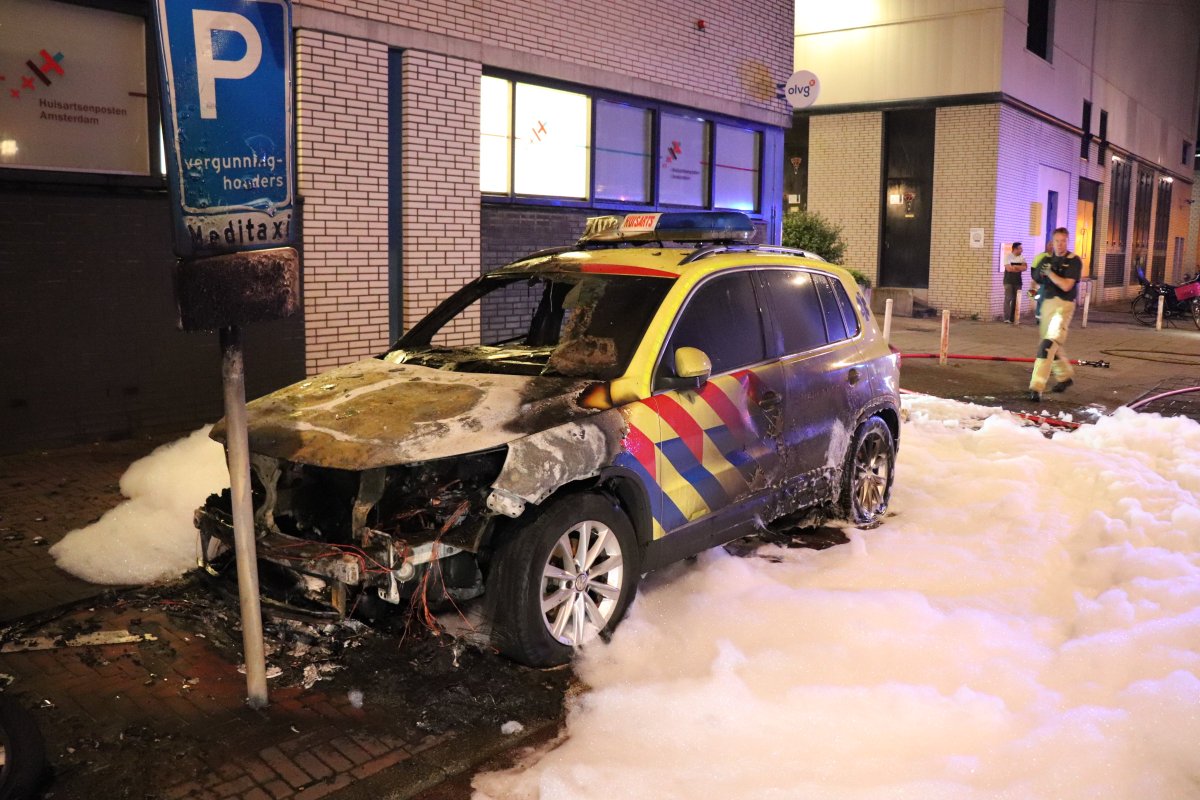 martindamen58's tweet photo. #Ambulance van #huisartsenpost #olvg oost verwoest bij seh post zijde Ruyschstraat nabij oosterpark in #Amsterdam oost. De melding kwam vannacht om 04:45 uur binnen. De Volkswagen Tiquan is waarschijnlijk in brand gestoken. SEH post dicht vanwege rook. @Politie_Adam @BrandweerAA https://t.co/nwB9It33Bt