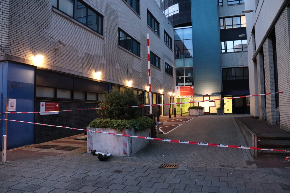 martindamen58's tweet photo. #Ambulance van #huisartsenpost #olvg oost verwoest bij seh post zijde Ruyschstraat nabij oosterpark in #Amsterdam oost. De melding kwam vannacht om 04:45 uur binnen. De Volkswagen Tiquan is waarschijnlijk in brand gestoken. SEH post dicht vanwege rook. @Politie_Adam @BrandweerAA https://t.co/nwB9It33Bt