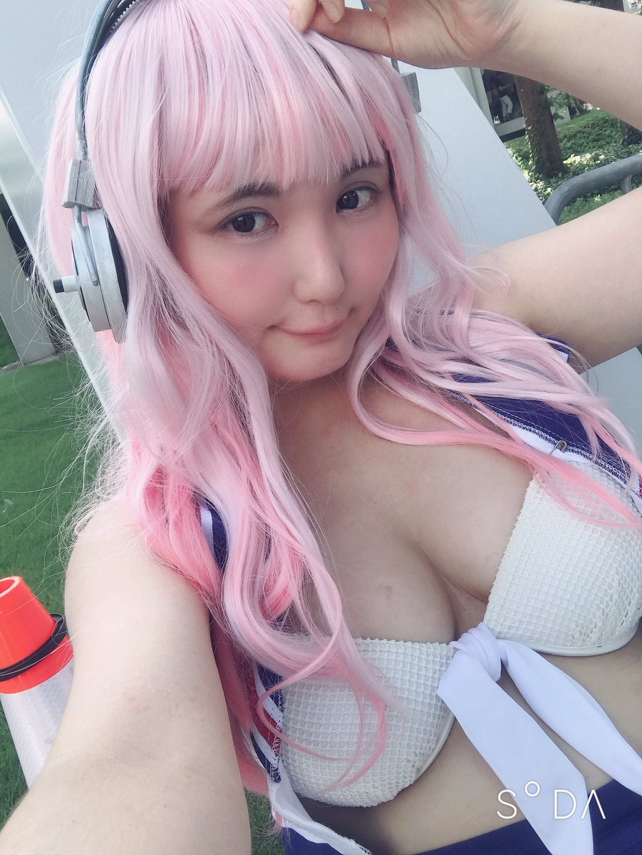 hisakineko's tweet photo. まだ庭園コスプレエリアにいます✨

日陰で涼しい場所を見つけたけど
隅っこすぎて誰にも見つけてもらえないｗｗｗ

#すーぱーそに子  #桃奈自撮り 
#supersonico
 #コミックマーケット
 #チアガール #cosplayer 
#cosplay  #夏コミ2019 
#コスプレ  #夏コミ #コミケ96 #cm96 https://t.co/lx7h6QD8h1