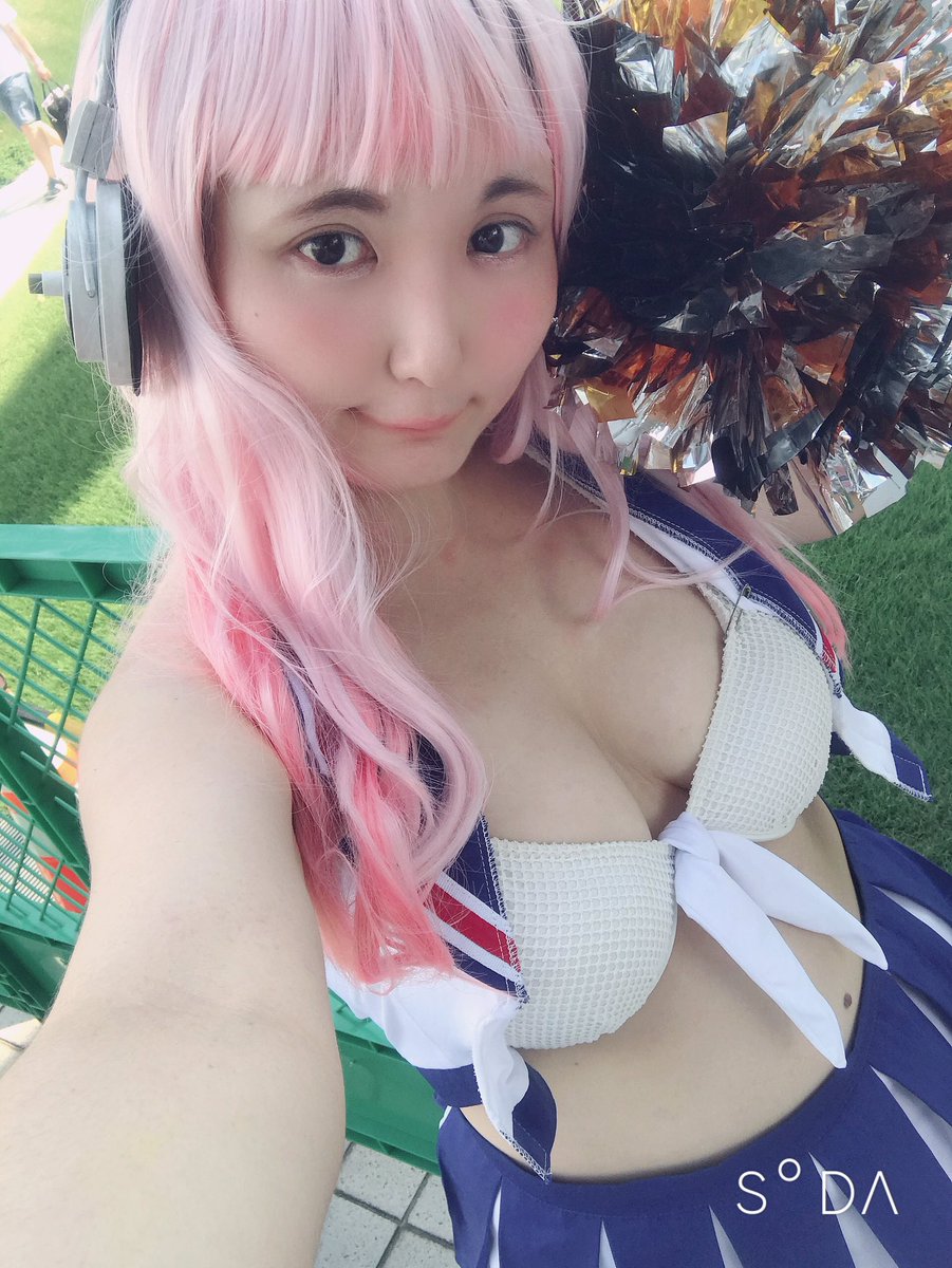 hisakineko's tweet photo. まだ庭園コスプレエリアにいます✨

日陰で涼しい場所を見つけたけど
隅っこすぎて誰にも見つけてもらえないｗｗｗ

#すーぱーそに子  #桃奈自撮り 
#supersonico
 #コミックマーケット
 #チアガール #cosplayer 
#cosplay  #夏コミ2019 
#コスプレ  #夏コミ #コミケ96 #cm96 https://t.co/lx7h6QD8h1