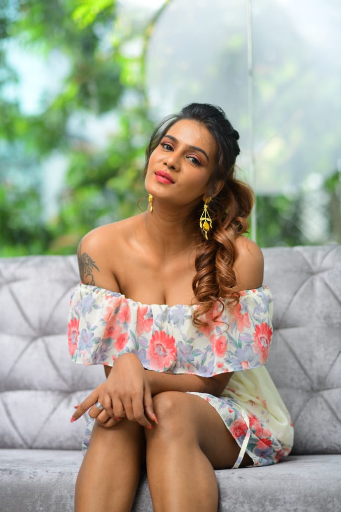 actressupdate1's tweet photo. #MeeraMitun @meera_mitun #BiggBossTamil3 https://t.co/QqA5szyLGL