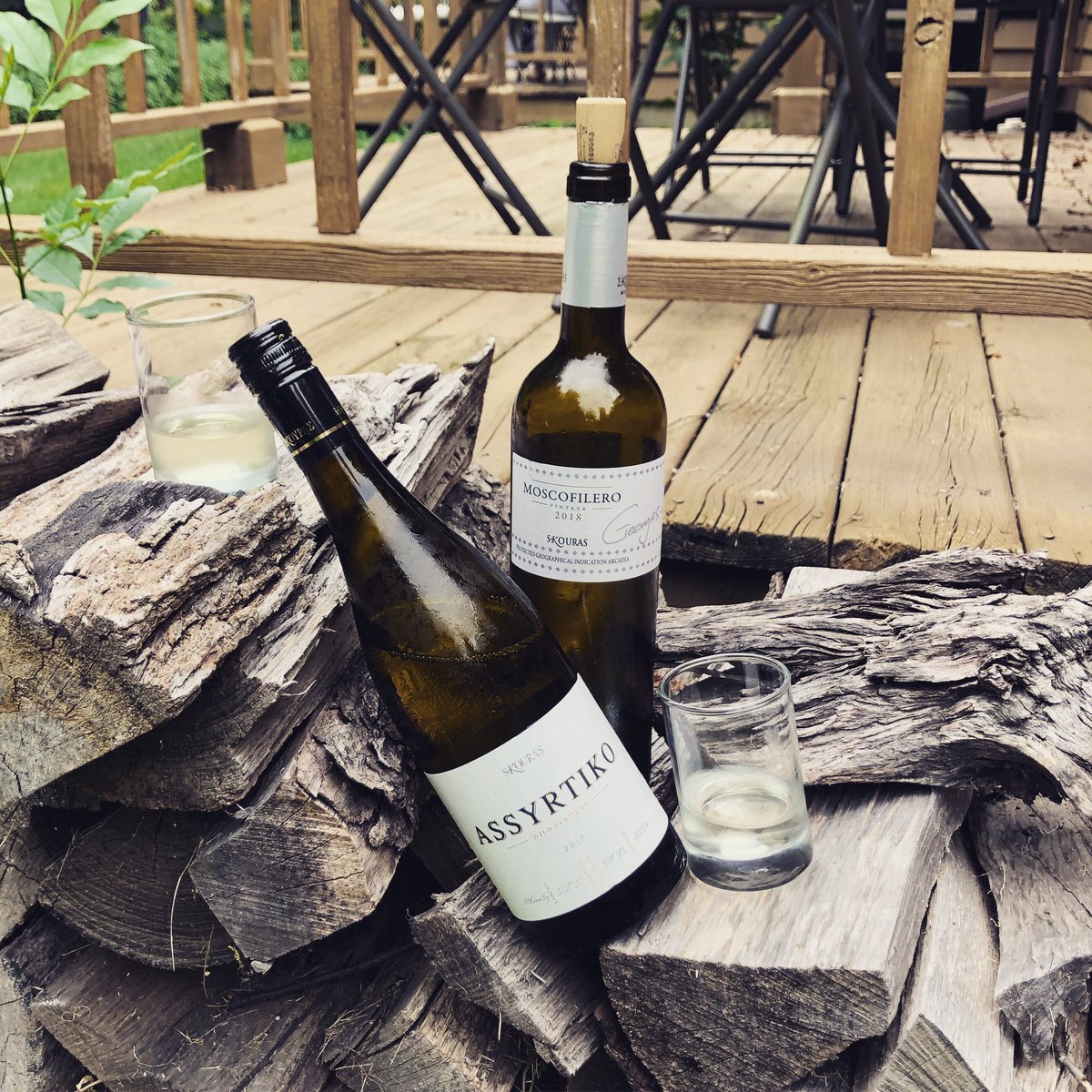 Hanging out with the girls in #galena with some perfect summer #greekwine. #assyrtico #moscofilero. 

Cheers!

Wine to Earth
Taste | Learn | Love
.
.
#wine #winelover #summerwinemoments #winesofgreece #skouras #assyrtiko #moscofilero #winemoment #winetasting