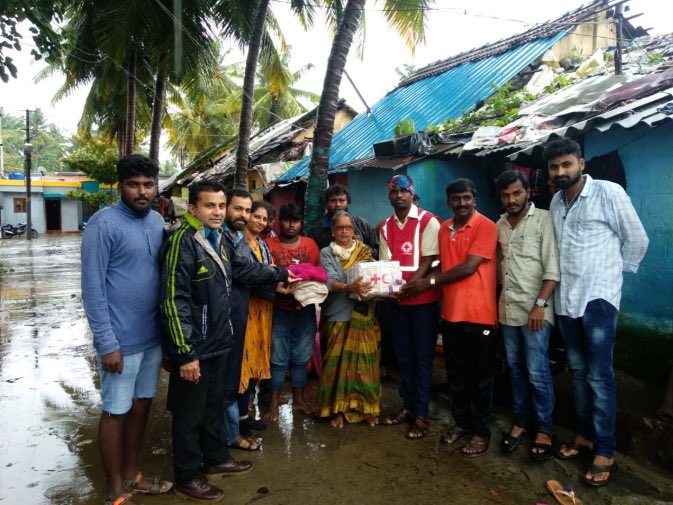 Människor i översvämningsdrabbade delar av Indien evakueras till säkerhet med hjälp av Röda Korset, som också ger medicinsk hjälp samt delar ut:
- Köksutrustning
- Filtar och kläder
- Säkerhetsinformation

#Karnataka #Kerala #Assam #Bihar  #CommIsAid #IndiaFloods