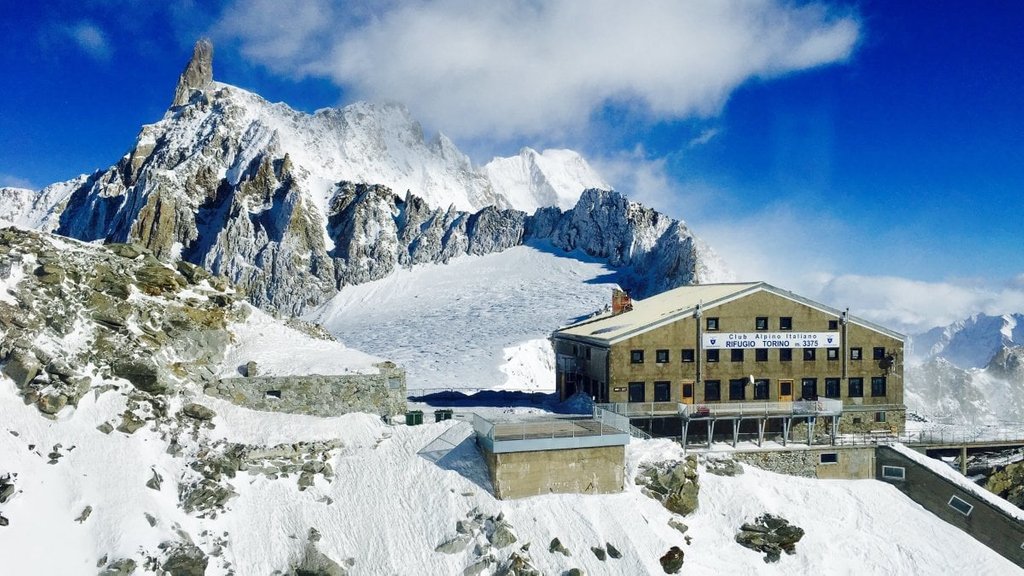 GognaBlog's tweet photo. L'ondata di calore di luglio ha provocato un fenomeno mai visto nel gruppo del Monte Bianco: la creazione di un lago effimero, oggi già scomparso.
#cambioclimatico #fusione #lagoeffimero #MonteBianco #rifugioTorino #zerotermico #GognaBlog
https://t.co/JdcHOZYglL https://t.co/P5Rk3WMhs2