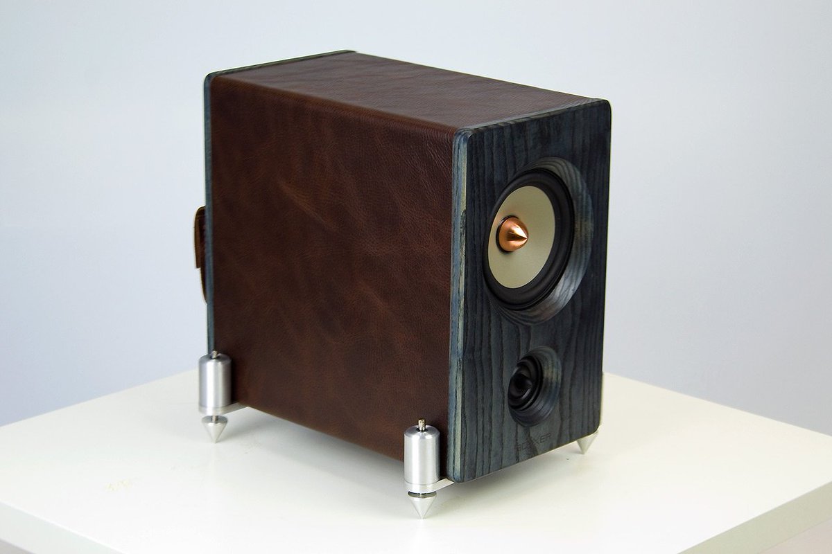 EBTBox's tweet photo. At first glance BoXXeR HM 0.4 is a classical High End bookshelf speaker. Then look at the spring loaded feet and the bag on back panel. Such type feet you can find only in our BoXXeR speakers. And the bag - only on BoXXeR.
https://t.co/IJjIbIyEo0 https://t.co/3u38qaNgsA