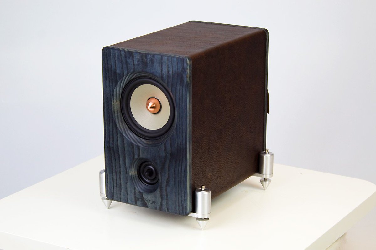 EBTBox's tweet photo. At first glance BoXXeR HM 0.4 is a classical High End bookshelf speaker. Then look at the spring loaded feet and the bag on back panel. Such type feet you can find only in our BoXXeR speakers. And the bag - only on BoXXeR.
https://t.co/IJjIbIyEo0 https://t.co/3u38qaNgsA