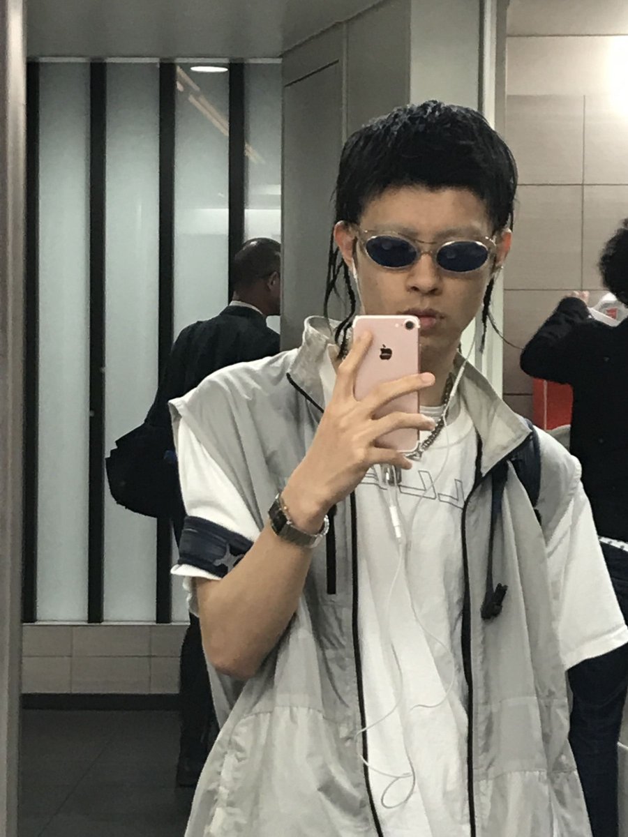 fashionsnap's tweet photo. 【今週のマストチューン】既成概念を壊すような圧倒的な存在感で同世代から強く支持され、シーンの垣根を超え注目を集めているラッパー Tohjiが、1stミックステープ「angel」をリリース。
https://t.co/zvk28h1qVA https://t.co/oEUR0MOghp