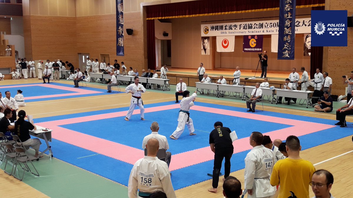 MurciaPolicia's tweet photo. Nuestra más sincera enhorabuena a Diego Huéscar, instructor 6.º Dan en Defensa Personal Policial quien ha alcanzado un hito para el karate español al alzarse con la victoria en el campeonato OGKK celebrado en Okinawa (Japón), cuna de este arte marcial.
👏🏼👮🏼‍♀️¡Bravo, compañero! 👏🏼👮🏽‍♂️ https://t.co/JHsNNfjHEc
