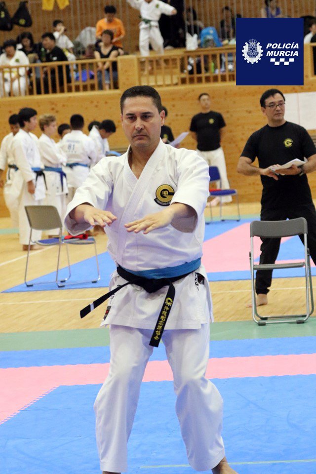 MurciaPolicia's tweet photo. Nuestra más sincera enhorabuena a Diego Huéscar, instructor 6.º Dan en Defensa Personal Policial quien ha alcanzado un hito para el karate español al alzarse con la victoria en el campeonato OGKK celebrado en Okinawa (Japón), cuna de este arte marcial.
👏🏼👮🏼‍♀️¡Bravo, compañero! 👏🏼👮🏽‍♂️ https://t.co/JHsNNfjHEc
