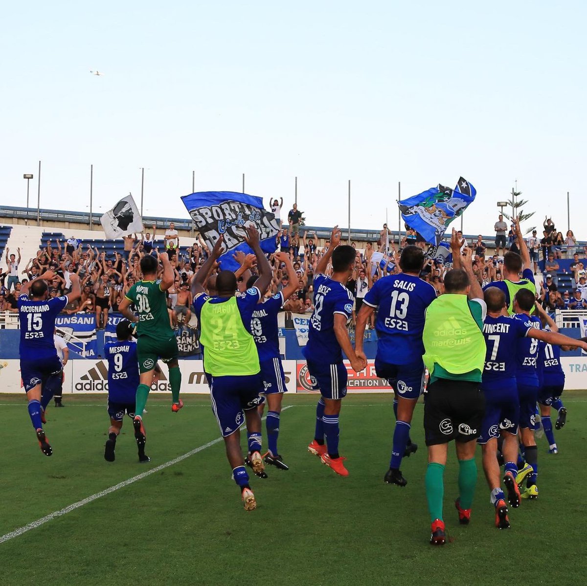 MartinAnto30's tweet photo. Victoire importante contre @stadedereims 💪🏼 bravo à l’équipe et merci à vous tous 🏟 🔥 ! Un bon départ ! #StepByStep #UnSeulObjectif ⬆️ #SCB 🔵 #Gk 🧤 #AM3️⃣0️⃣ https://t.co/1AoxPytHRR