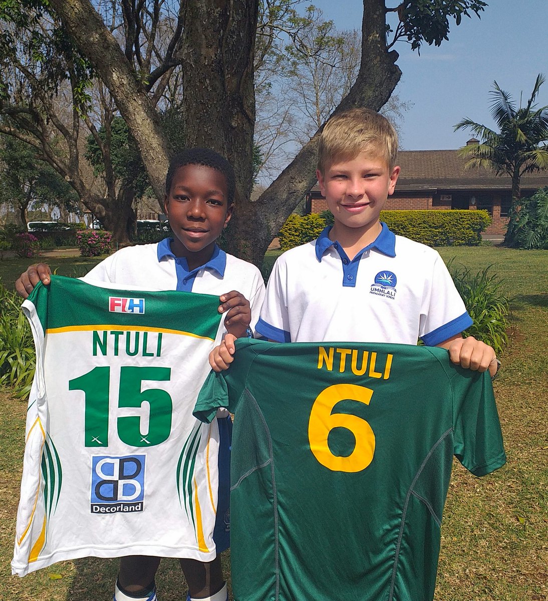 KearsneyNews's tweet image. Thank you @bili_ntuli27 for the shirts to give away. Inspiring the next generation of @SA_Hockey stars here at the Kearsney Hockey Fives, powered by @Belgotex
