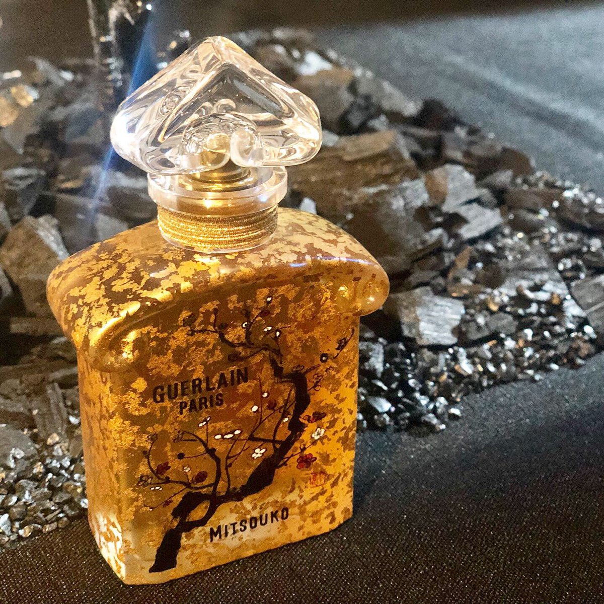 Voce ヴォーチェ على تويتر ゲラン の Mitsouko 191年もの歴史を持つゲラン そしてゲランの名作香水といえば Mitsouko ミツコ 今年は Mitsoukoが発売されてから なんと100周年 記念ボトルがすごすぎる 詳しくはこちら T Co