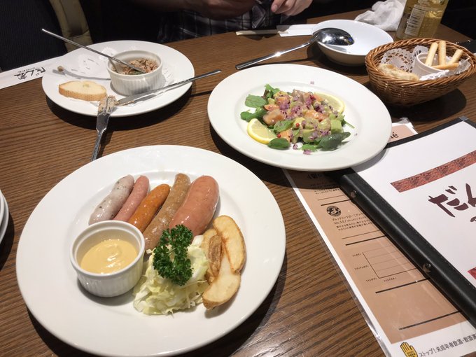 打ち上げはドイツっぽい感じの料理でダンケダンケでしたーん。 