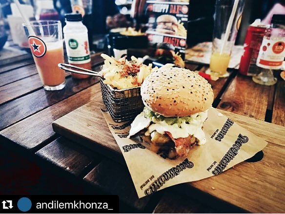 #Regram @andilemkhonza_ 
Table manners... 🍔

#lunchtime🍴 #foodinfluencers #foodporn #rocomamas #rocomamas_sa #joburg #mallofafrica @rocomamas