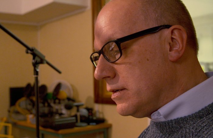 TheManfromVenu5's tweet photo. Ubertalented voice artist &amp; superb mimic @ReynoldsMD plays several roles in 'The Man from Venus', including a fictionalised Jon Pertwee + the sinister Dr Voorhaven. Read here about his 'Adventures in Audio' while recording https://t.co/fBESiK6lAp #SciFi #AudioDrama #AudioThriller https://t.co/E2yLo89W2n