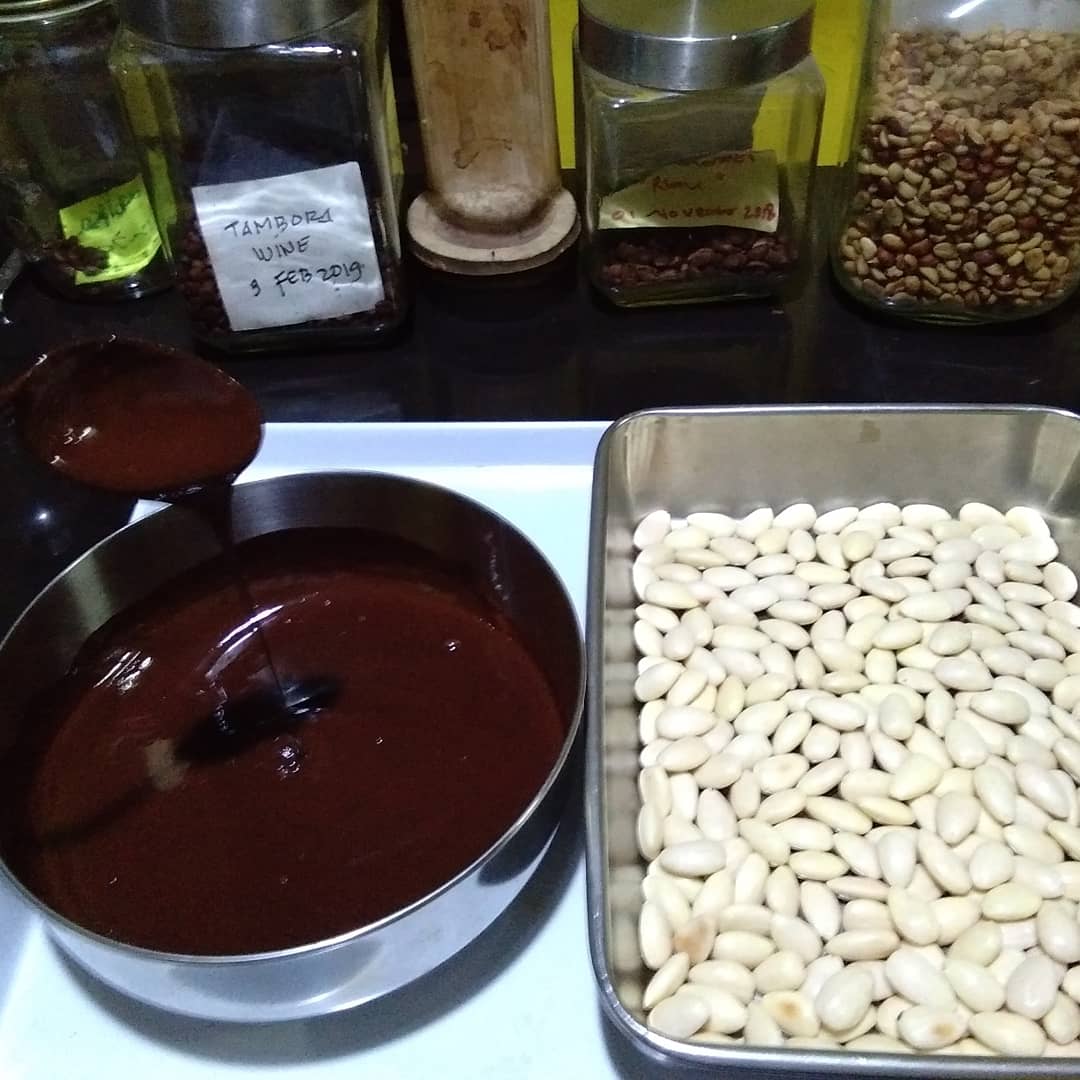 nangpawon's tweet photo. Bean to bar chocolate makin pas dengan kanari #beantobar #almond #piknikcokelat https://t.co/9ff7YhMTAW