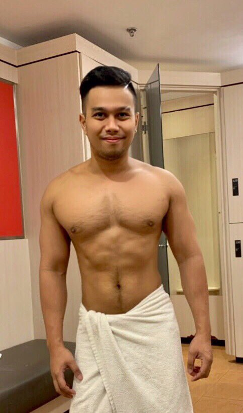 vhin2x's tweet image. I’m going
To stand 

Outside,

So if 
Anyone 
asks,

I’m 
Outstanding!!! 😇😇😇

Blessed Sunday guys, selfie muna before umawra s steam.... Charot hahaha Lels 🤣🤣🤣 #fitnessfirst #ecurve #malaysia #petalingjaya #sexy #fit #fam #boynegro #eyebags #selfie #towel #bear