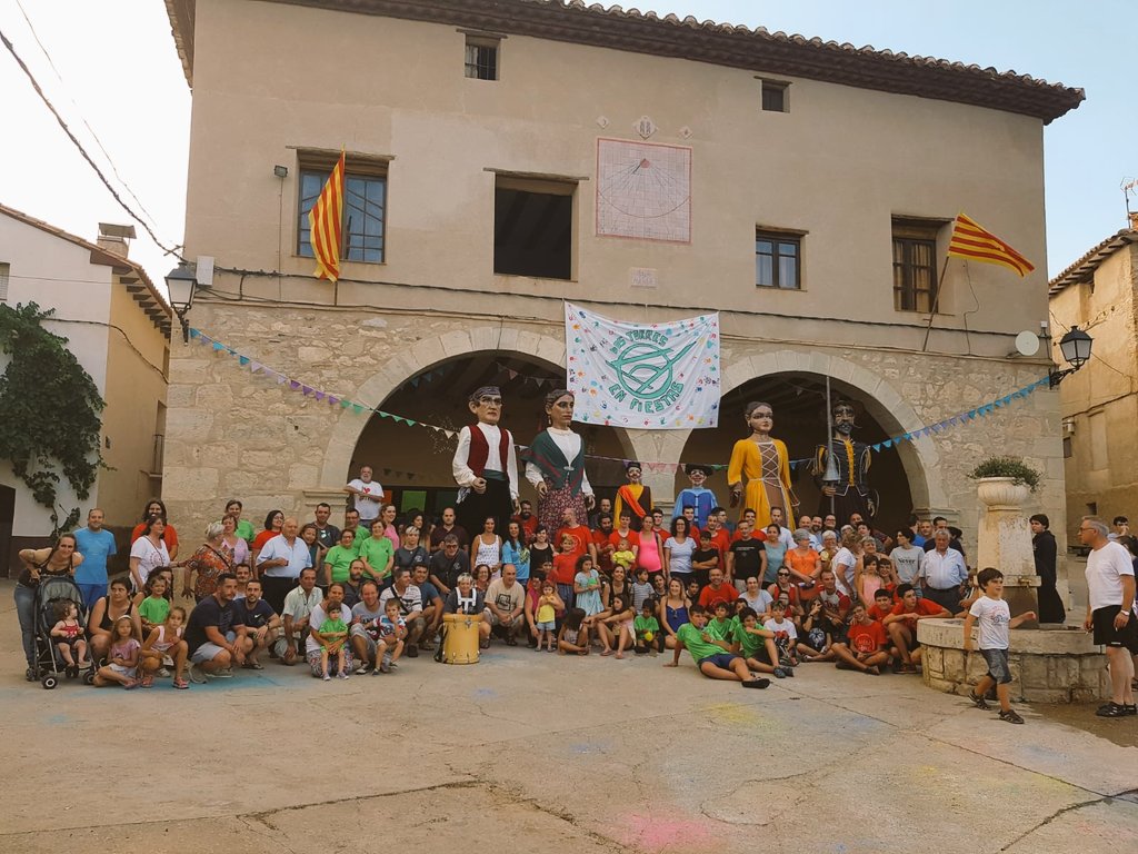GigantesAlcoris's tweet photo. ¡Qué gran tarde pasamos ayer en Dos Torres de Mercader! Nos encanta amenizar las fiestas de los pueblos y ayudar a mantener vivos estos municipios tan encantadores @TurismoMaestraz @turicastellote https://t.co/iw54gQDjEd