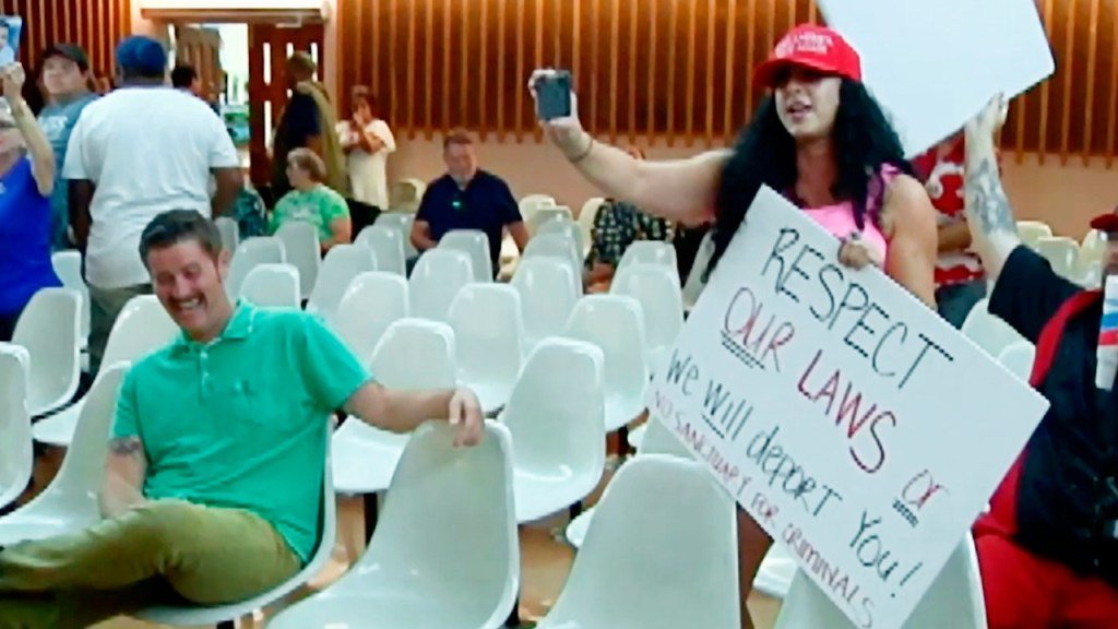 Arizona man baffled, amused by ‘Green Shirt Guy’ status hawaiinformer.com/165738/arizona…