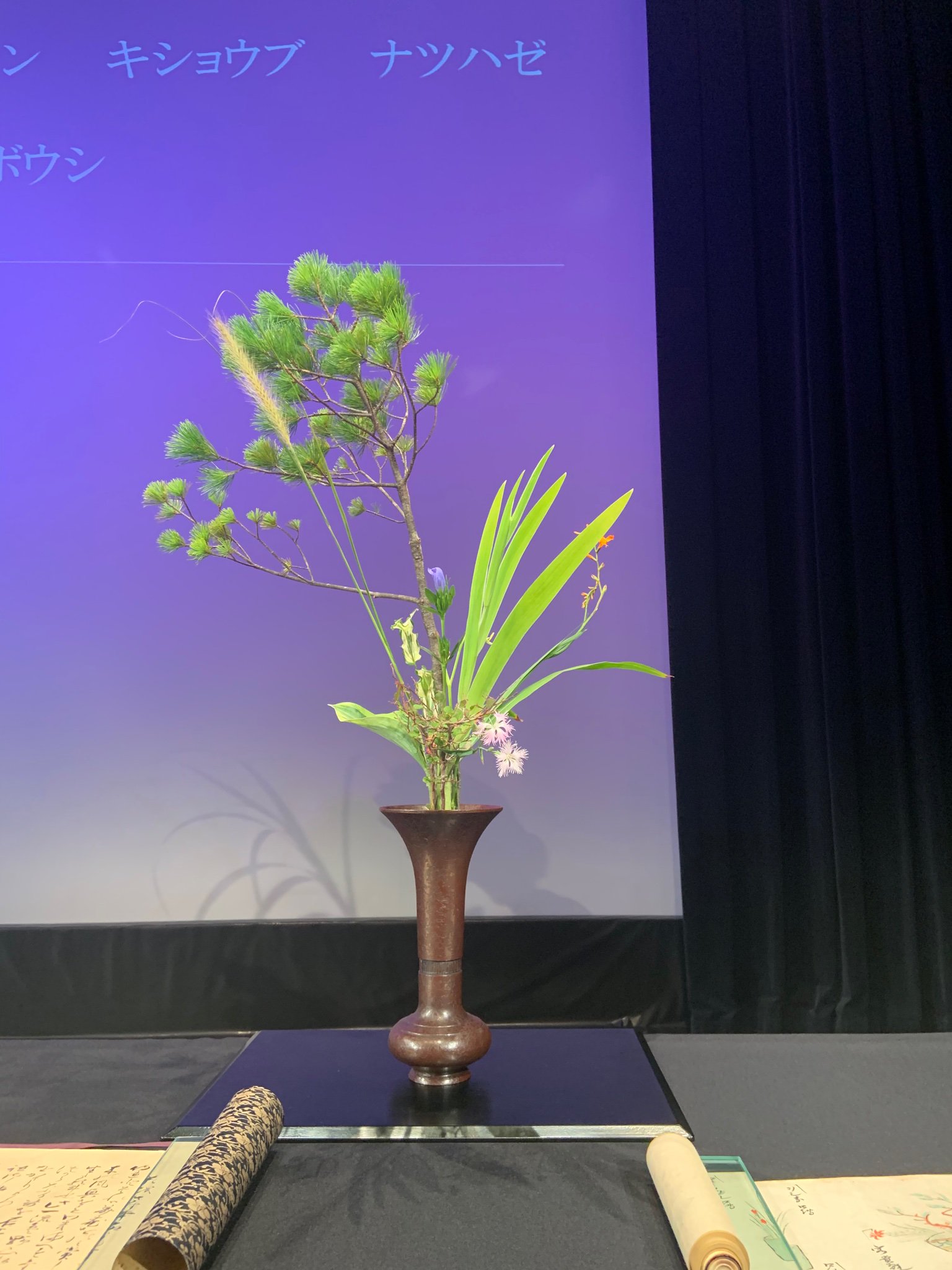 特別展 室町将軍ー戦乱と美の足利十五代ー 公式 室町時代から続く伝統の美がここに 本日 華道家元池坊 次期家元 池坊専好氏による講演会 デモンストレーションが開催されました 室町時代から続くいけばなの歴史や 実演を交えた解説があり その伝統