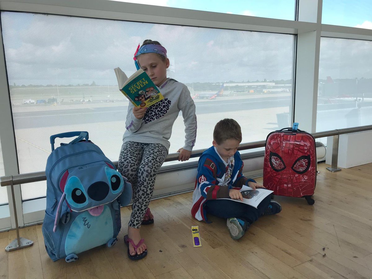 SimonMarriette's tweet photo. @HollyfieldPri Cleo and Sawyer at the airport avoiding boredom before boarding π€ https://t.co/tloAc8aYM0