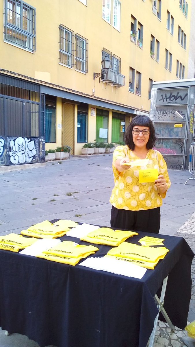 Desde ayer tenemos nuestra mesita en la plaza de Agustín Lara (ahora Arturo Barea). Pásate a charlar con nosotrxs o a conseguir una exclusiva camiseta estampada a mano por supercoopistas. Serie limitada.
¡Que vivan las fiestas populares de Lavapiés!