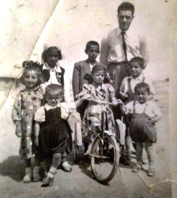 #birzamanlarmardin 'de bir bayram sabahı ve bayramlık kıyafetlerini giyinmiş çocuklar. 
Kurban Bayramınız kutlu olsun.

@magekud

#magekud #birzamanlar #anı #hatıra #siyahbeyaz #fotograf #iyibayramlar #kurbanbayramı #bayram #eskibayramlar #bayramlık #çocuk #çocukolmak #mardin