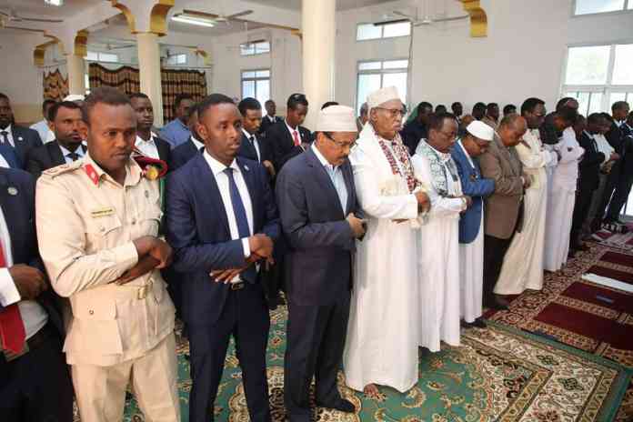 radiodaljir's tweet photo. Madaxweynaha Jamhuuriyada Soomaaliya oo salaadda Ciida ku dukaday Masjidka Shuhadada ee Madaxtooyada... https://t.co/YdV3wUB0y8