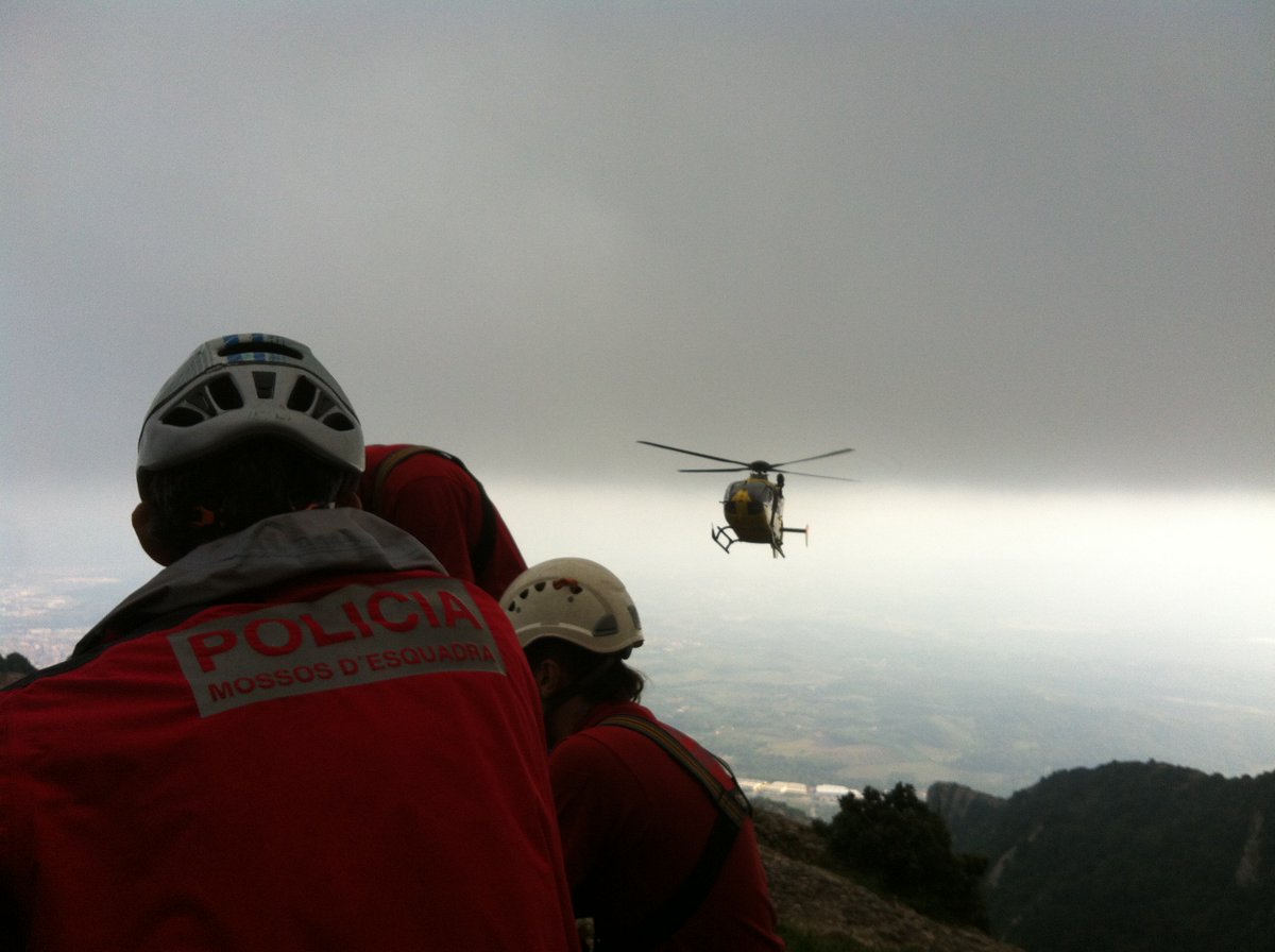 mossos's tweet photo. Quan vegis un helicòpter sobrevolant la muntanya, no el saludis. Els teus gestos podrien confondre l’equip de rescat si estan buscant algú que necessita ajuda #SenseRiscos #MuntanyaSegura https://t.co/FNDJ0MCNF3