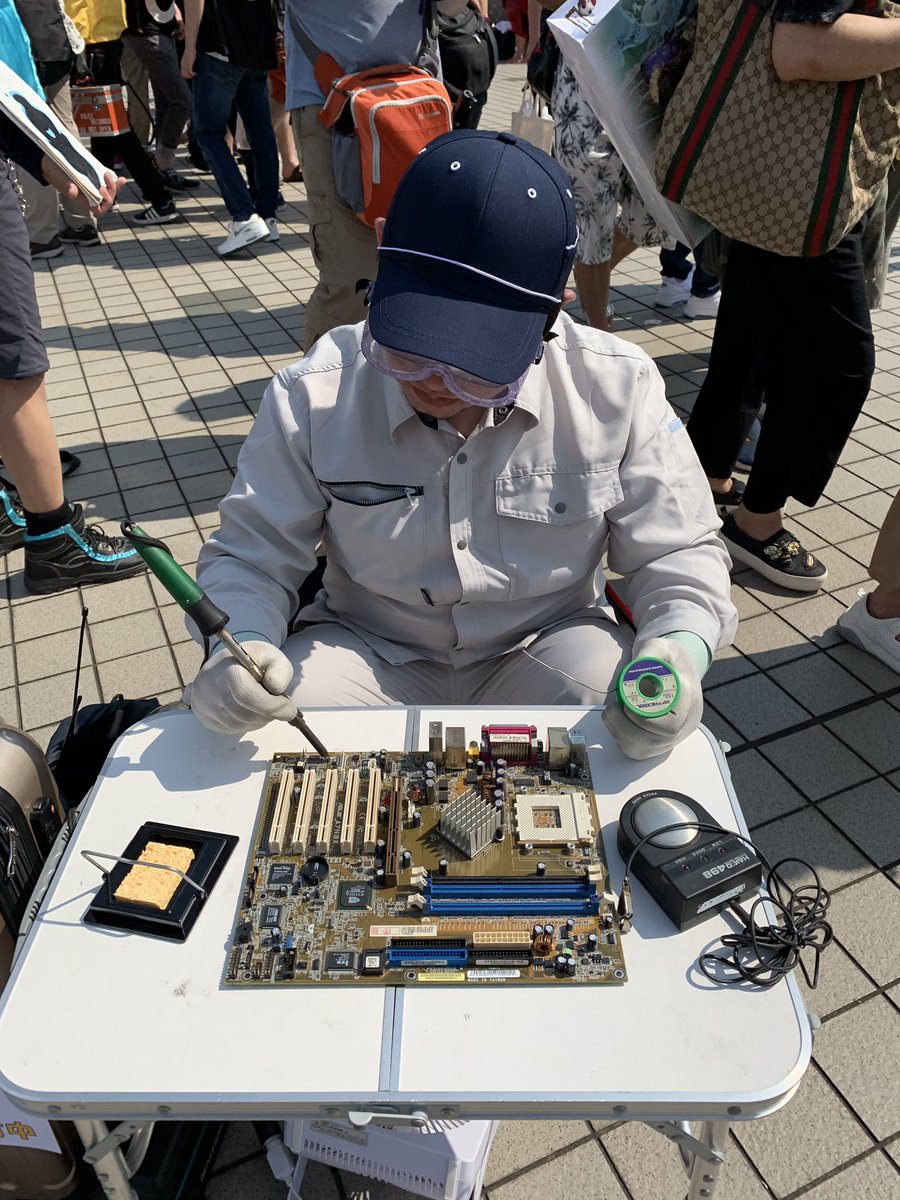 アカツキ Ssリクエスト募集中 コミケ3日目 スゲーってなったコスプレその18 間違ったはんだごての使い方のコスプレという これまた細かいネタ どこが間違っているか 君は何個見つけられるかな 多分この写真を撮った人と役者の女性は はんだごてを