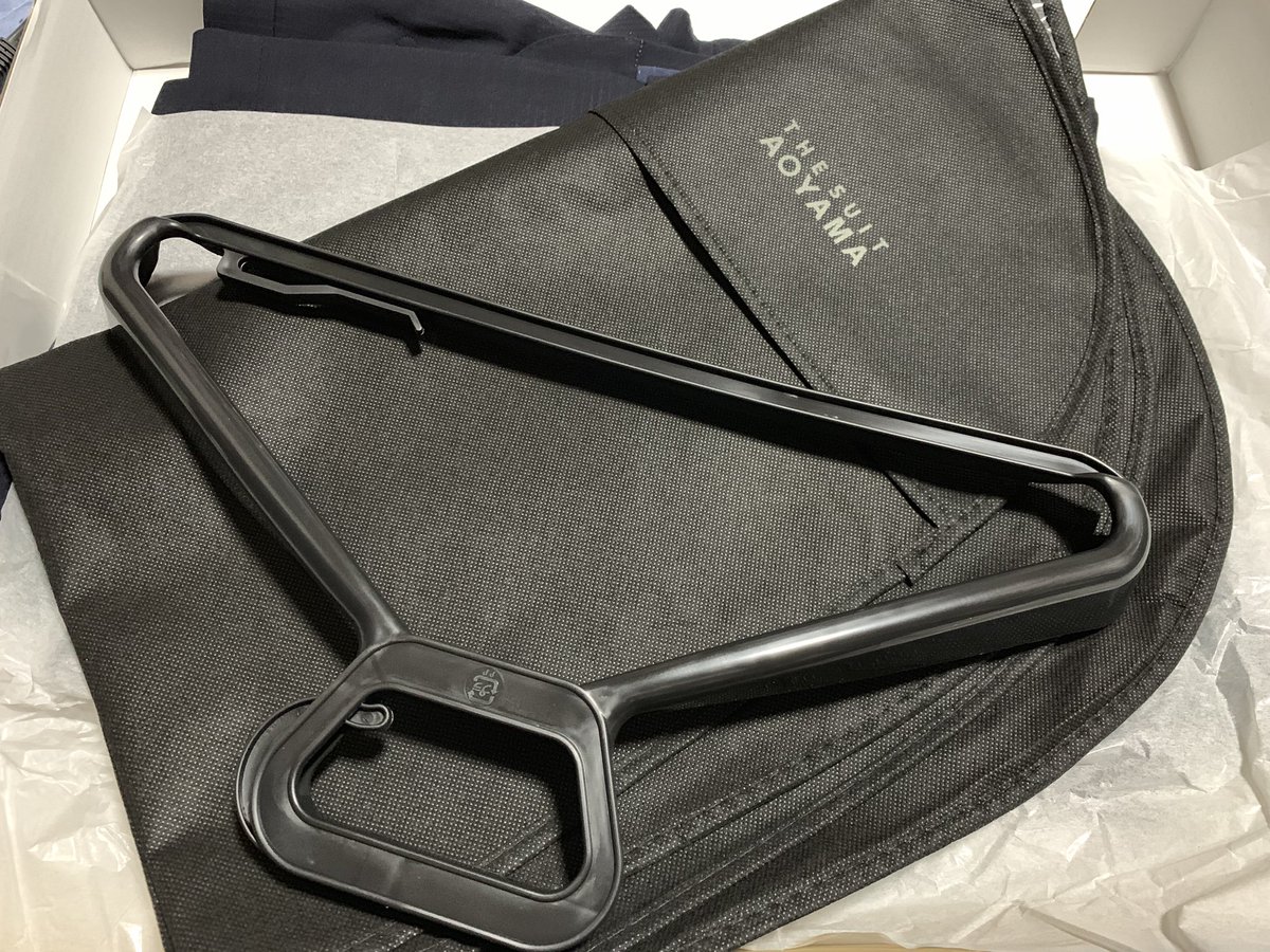 白銀狐linice 実はこの前買った青山のスーツ 受け取りに行くのが厳しいかなと言う話をしたら店員さんが 送れますよ とのことで いやー便利ですね 裾上げしたスーツを送ってくれるんです しかも袋もハンガーもついてるよちゃんと