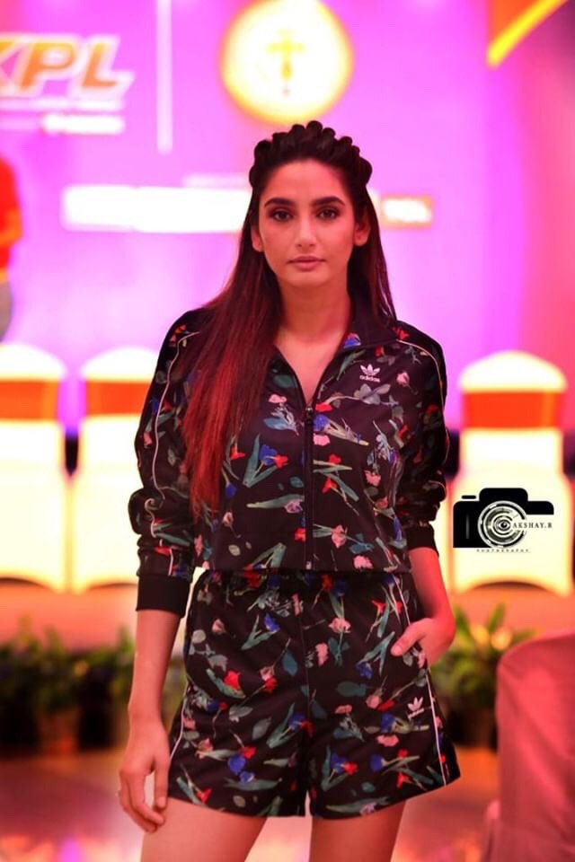 raginidwivedi24's tweet photo. About #Kpl2019 starts soon ❤️ pls love and support us as much as u can 🥳🥳 matches to be held in #Bengaluru and #Mysuru so come and be a part of this amazing tournament..... top to bottom in the fab @adidasoriginals @adidas styled by @rudy_18 😈😈😈 https://t.co/uhisxZxeyE