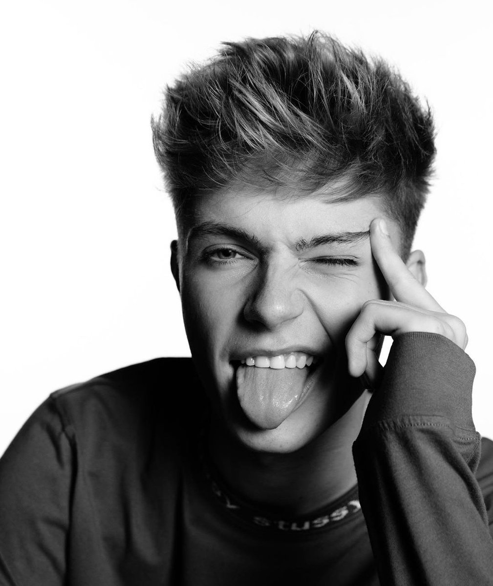 suncantwell's tweet photo. Harvey is the sweetest artist, always doing his best for us, we need to thank him for that. Please, retweet.

My #TeenChoice for #ChoiceBreakoutArtist is @HRVY . https://t.co/ZCQHDxvc5P